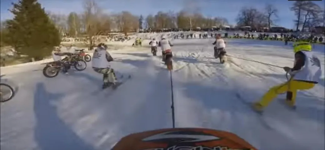 Sciare trainati da una moto da cross [Video]