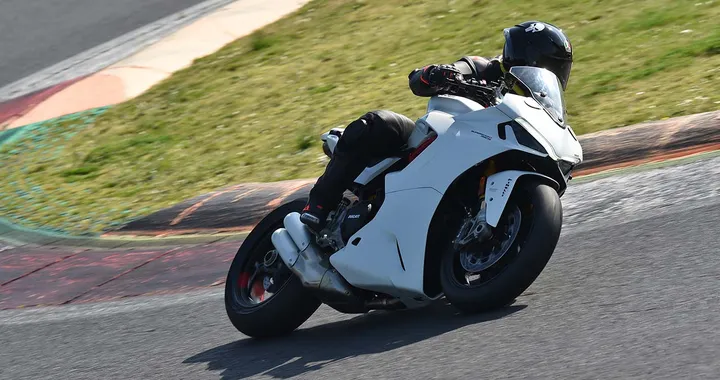 Ducati SuperSport 950, la prova in pista a Vallelunga (VIDEO)