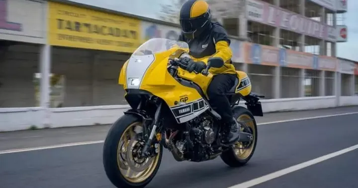 Yamaha XSR900 GP 2026: arriva la livrea dedicata a Kenny Roberts