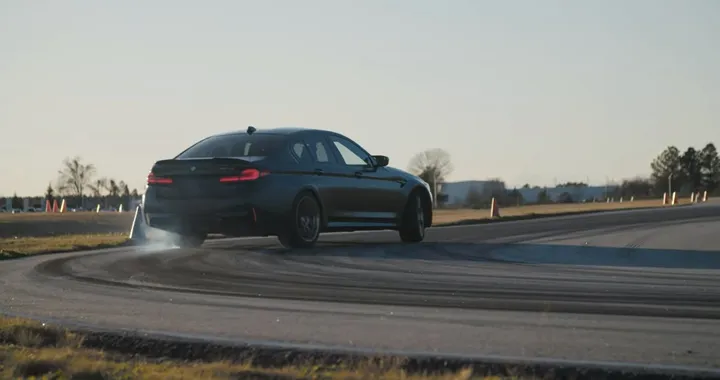 La nuova BMW M5 CS in pista