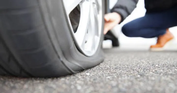 Gomma bucata in autostrada, non frenare subito: l’errore può farti perdere il controllo