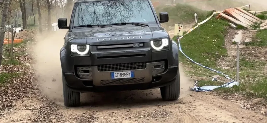 Land Rover Defender P400e: la prova della versione plug-in