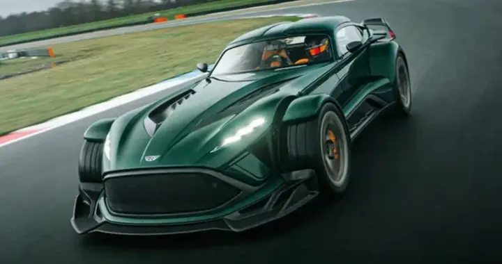 La nuova supercar peso piuma che rimette la meccanica al primo posto