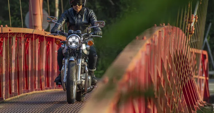 Kawasaki W800: la terza via, quella più classica
