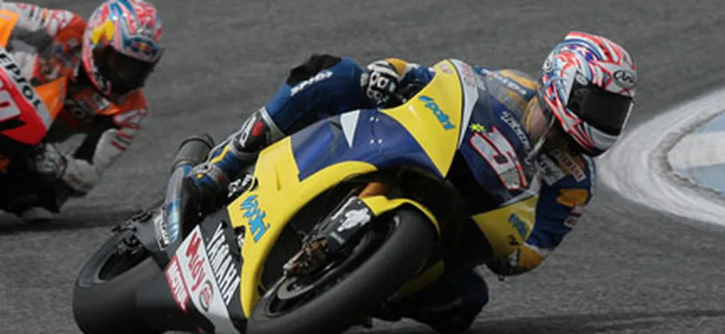 Edwards, pole e record davanti a Rossi e Stoner
