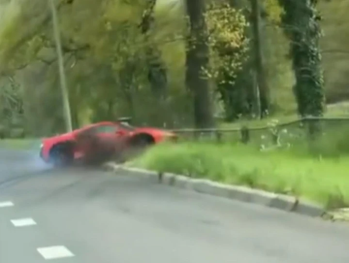 Accelera e distrugge una nuovissima Ferrari 488 Pista [Video]