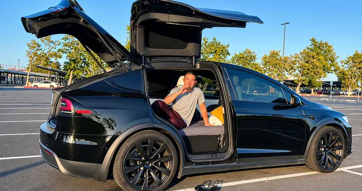 Tesla lo licenzia, vende casa e vive nella sua Model X: «Risparmio 1.500 dollari al mese»