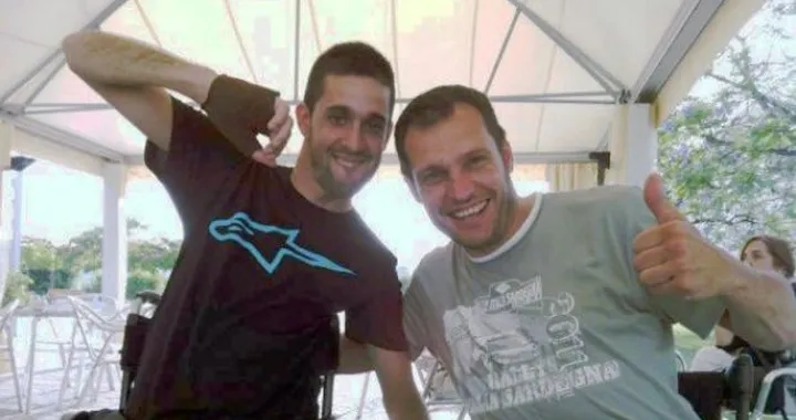 Joan Lascorz fotografato con Albert Llovera al Guttmann Institute