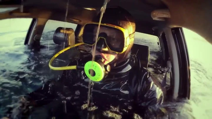 Il Toyota Hilux va sott'acqua nel lago