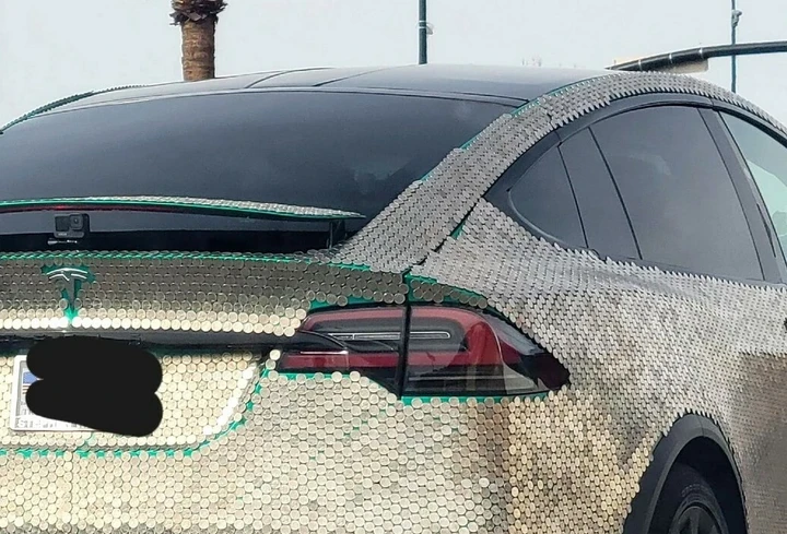 La Tesla Model X con carrozzeria in monete di nichel
