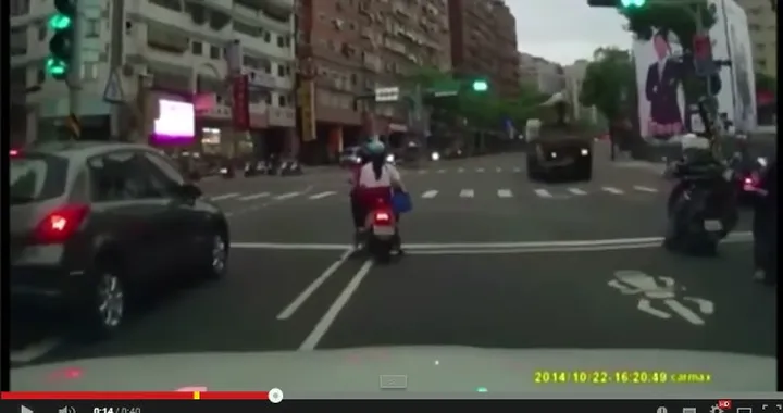 Camion senza controllo investe scooter come birilli [Video]