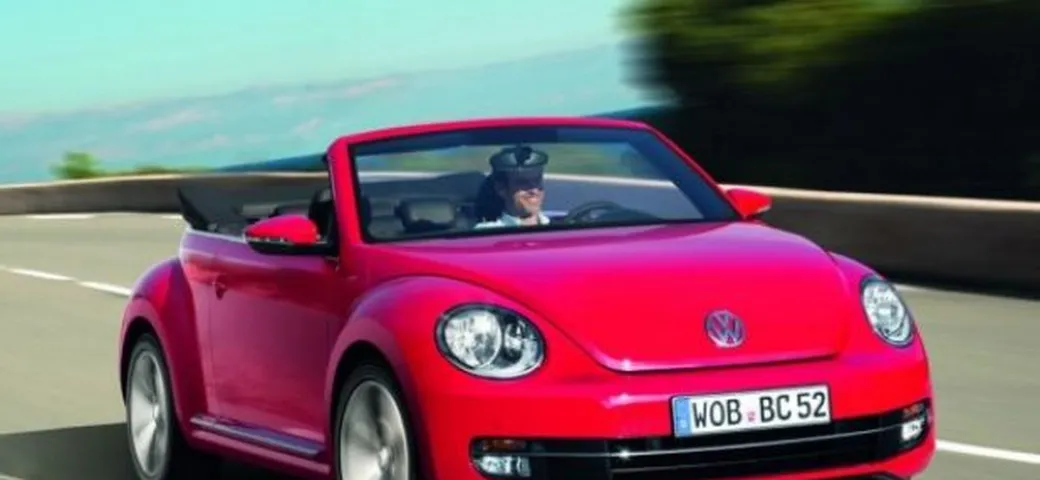 Volkswagen Maggiolino Cabriolet 2013: nuove immagini ed informazioni