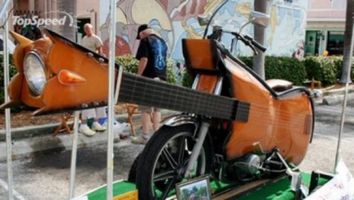 Foto del giorno: Motochitarra accompagnami tu!