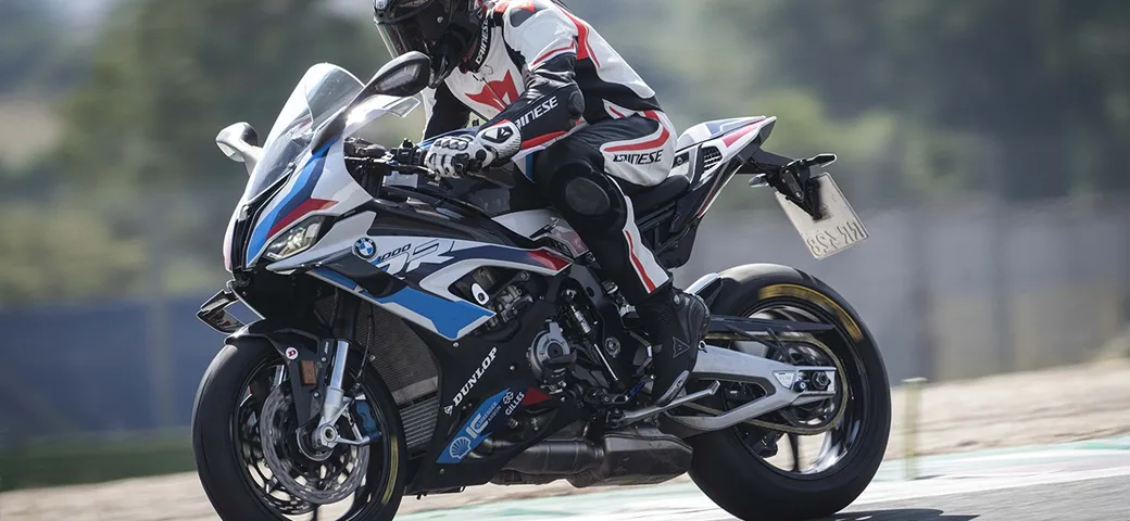 BMW M 1000 RR, la prova in pista della nuova belva tedesca