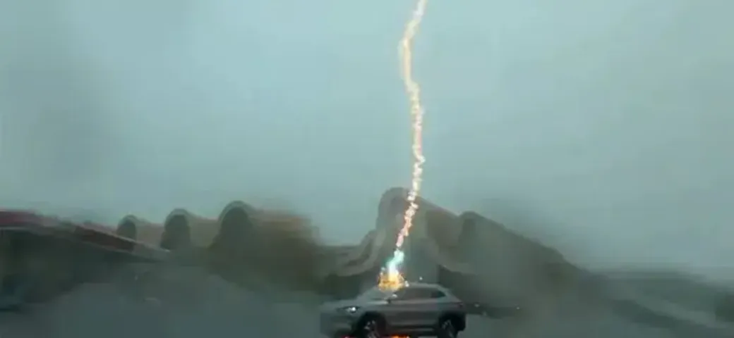 L’auto elettrica che ha sfidato tre fulmini e ha vinto