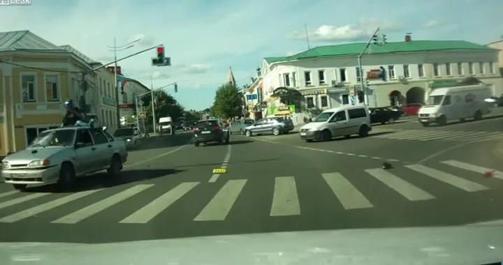 Violento incidente ad un incrocio, illeso il motociclista [Video]