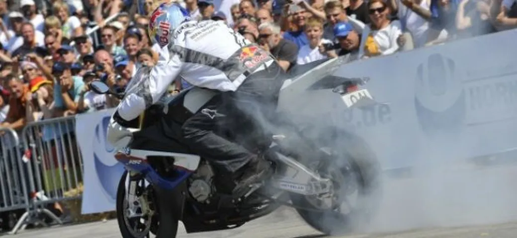BMW Motorrad Days: spettacolo di Chris Pfeiffer su BMW F 800 R e S 1000 RR