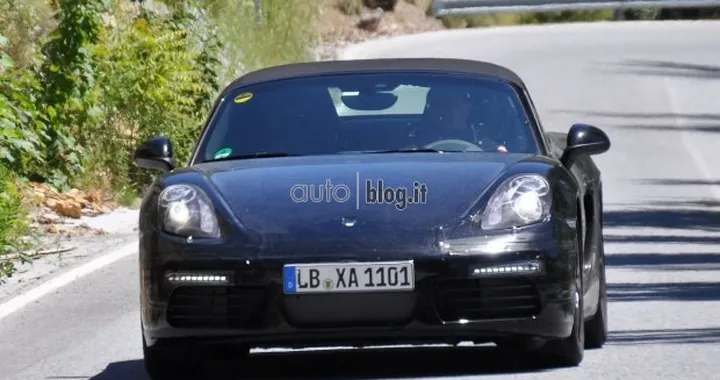 Porsche Boxster: foto spia del restyling