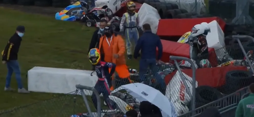 Spaventoso incidente multiplo nella gara di Go Kart [Video]