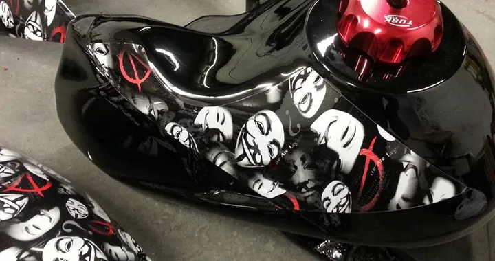 Yamaha YZF-R1 con motore decorato da Ruckus Customs