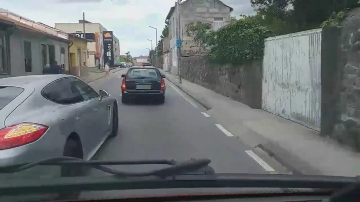 Guida la Porsche Panamera con impazienza e viene tamponato [Video]