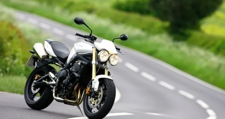Primo test per la Triumph Street Triple