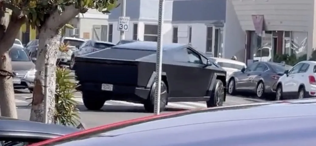 Tesla Cybertruck avvistato per la prima volta in nero opaco