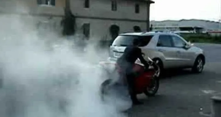 Appena sposati e lei già tradita, con la "solita" rossa