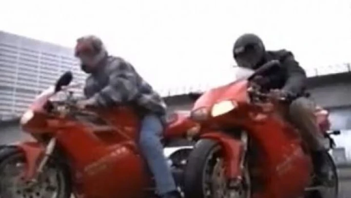 Il video di una gara stradale fra due Ducati 916