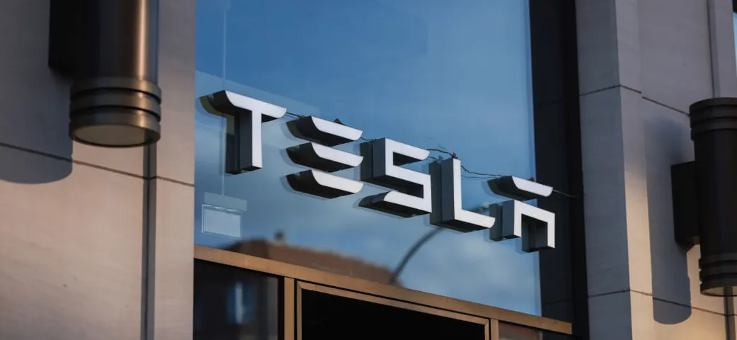 Tesla nei guai, persi 100 miliardi di dollari da dicembre