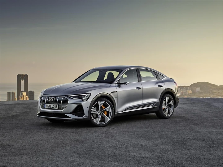 Audi elogia Tesla, la quale produrrà invece le mega batterie in Germania
