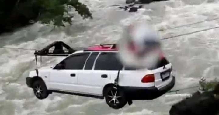 L'auto attraversa il fiume. L'Epic Win è sul ponte tirolese