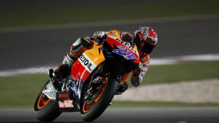 Losail qualifiche senza storia: Stoner in pole su Pedrosa. Si difende Lorenzo. Gran Simoncelli. Delusione Rossi