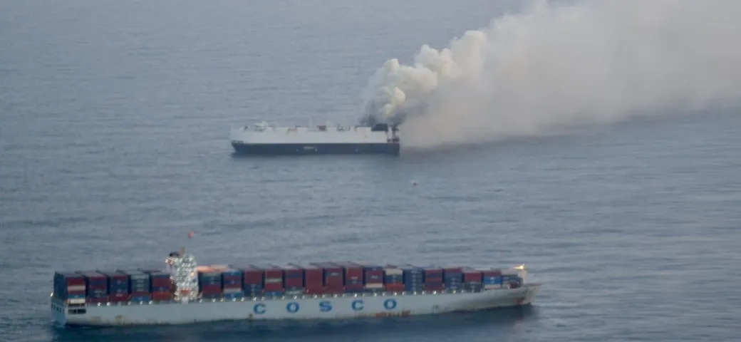 Incendio su nave cargo, 3.000 veicoli in fiamme
