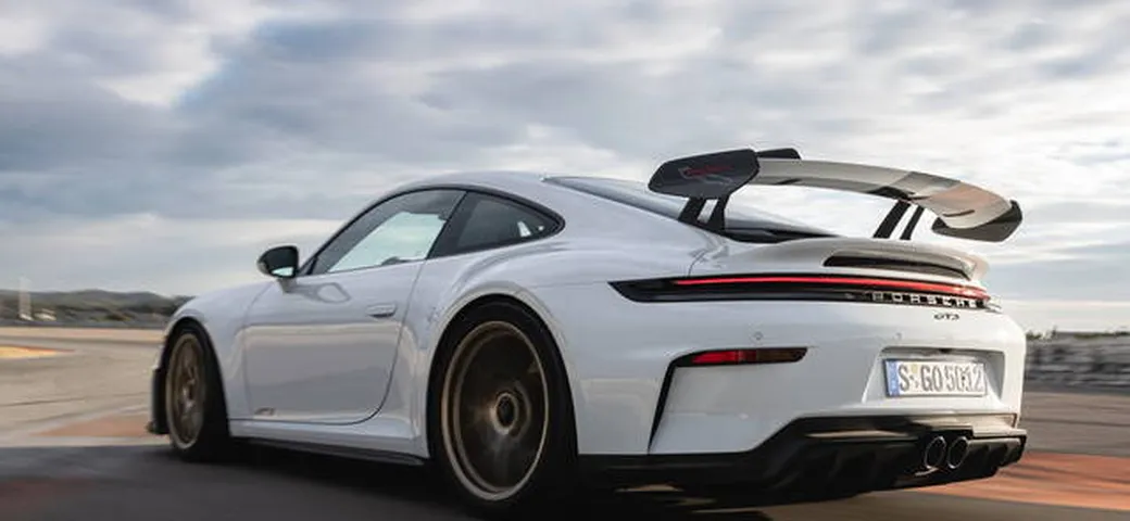 Porsche 911 GT3, il bolide cambia faccia: restyling aggressivo