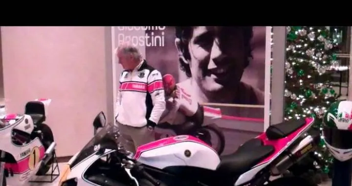 Giacomo Agostini firma una Yamaha R1 speciale per beneficenza