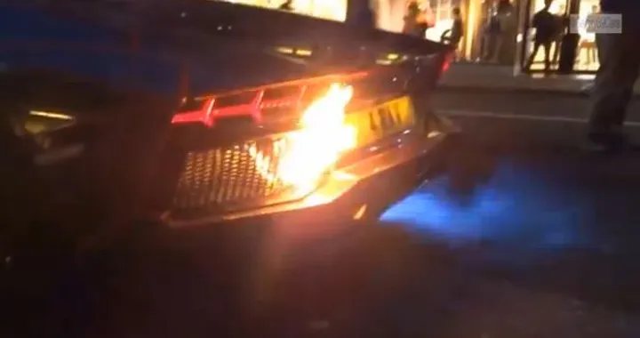 Lo scarico è troppo aperto e la Aventador va quasi in fiamme