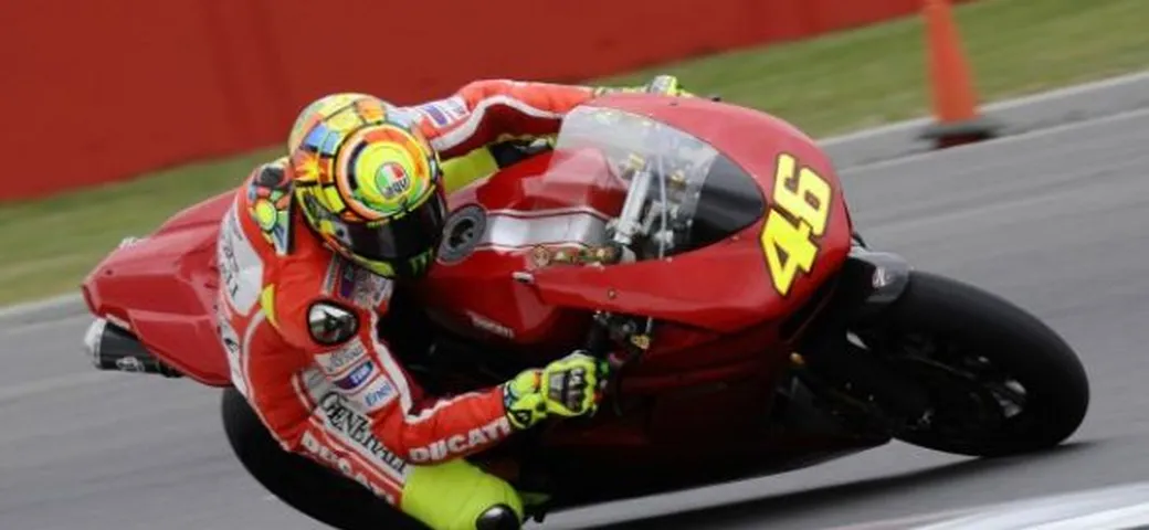 Valentino Rossi oggi a Silverstone con la 1198, Stoner a Jerez con la nuova Honda 1000