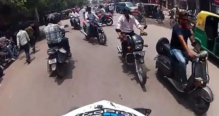Ecco come si guida la moto in India [video]
