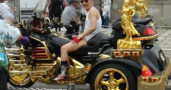 Foto del giorno: la moto essenziale...