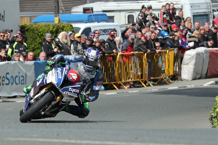 TT 2017: Superstock, di nuovo Hucthinson su Hickman