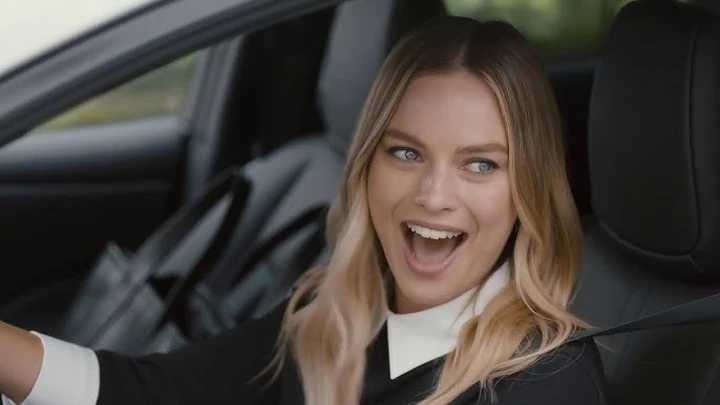Che auto guida Margot Robbie: la collezione della star del cinema