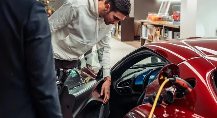 Ocon vende la Ferrari 296 GTB per un'altra supercar italiana