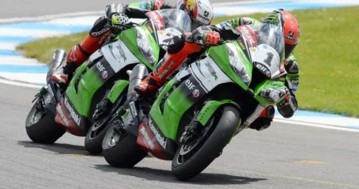 SBK Donington, doppietta di Sykes "re" d'Inghilterra. Giugliano (Ducati) e Melandri (Aprilia) in chiaroscuro