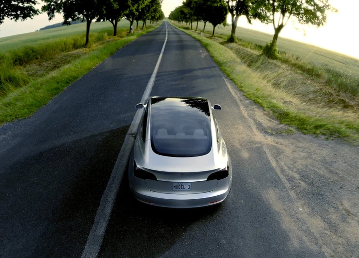 Tesla chiede i soldi indietro ai fornitori