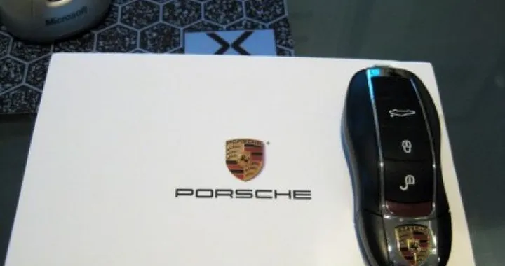 Porsche: la chiavetta USB a forma di Panamera