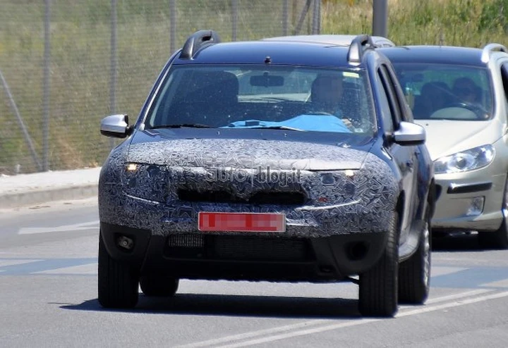 Dacia Duster: foto spia del facelift