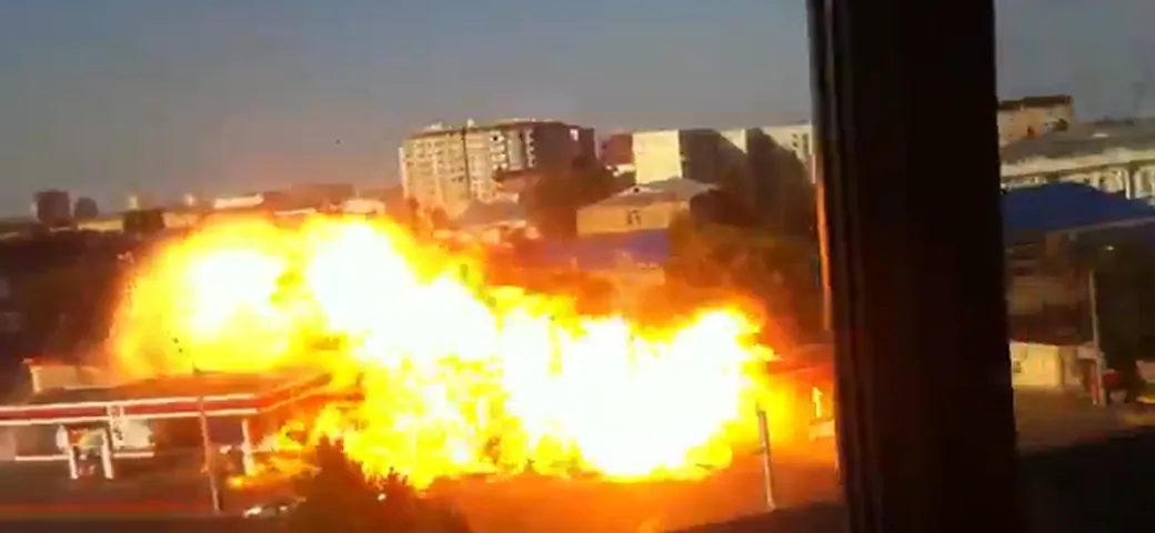 A Macha?kala (Daghestan) esplode un distributore di benzina. Il video completo
