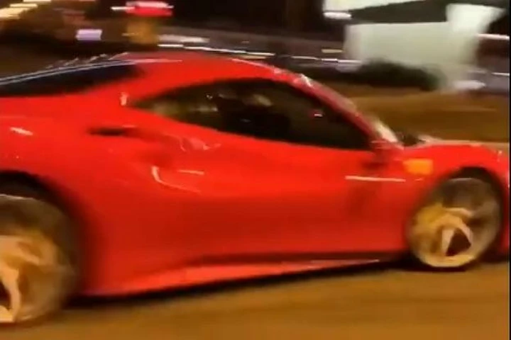 Ferrari 488 GTB impegnata nel drifting urbano [Video]