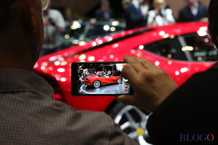 Contadino, eredita una fortuna e compra la Ferrari, ma non ha la patente